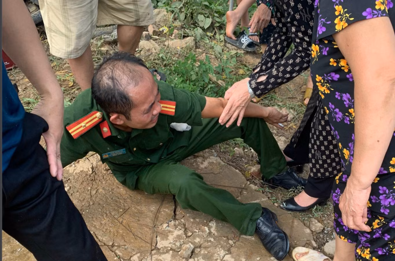 Một cảnh sát bị ngạt khói khi giải cứu người dân trong vụ cháy. Ảnh: Đ.Q Một cảnh sát bị ngạt khói khi giải cứu người dân trong vụ cháy. Ảnh: Đ.Q