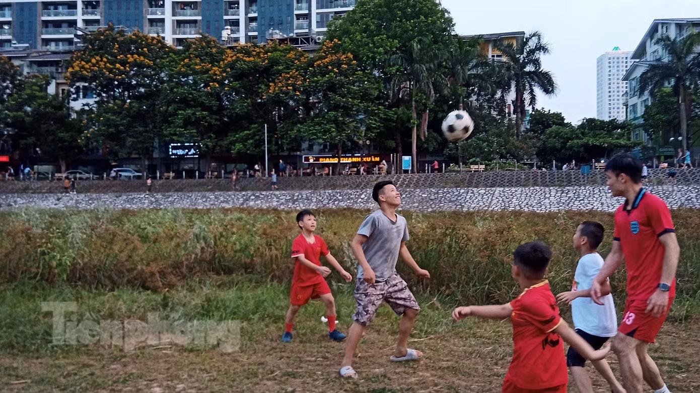 Giới trẻ đá bóng dưới lòng hồ vào tháng 7/2023. Ảnh: Đ.H