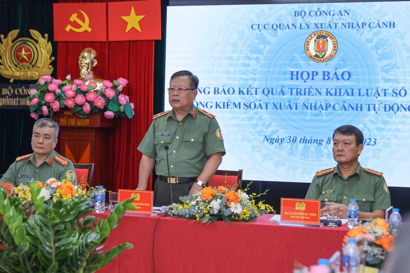 Thiếu tướng Phạm Đăng Khoa, Cục trưởng A08 (giữa) tại cuộc họp báo. Ảnh: N.B