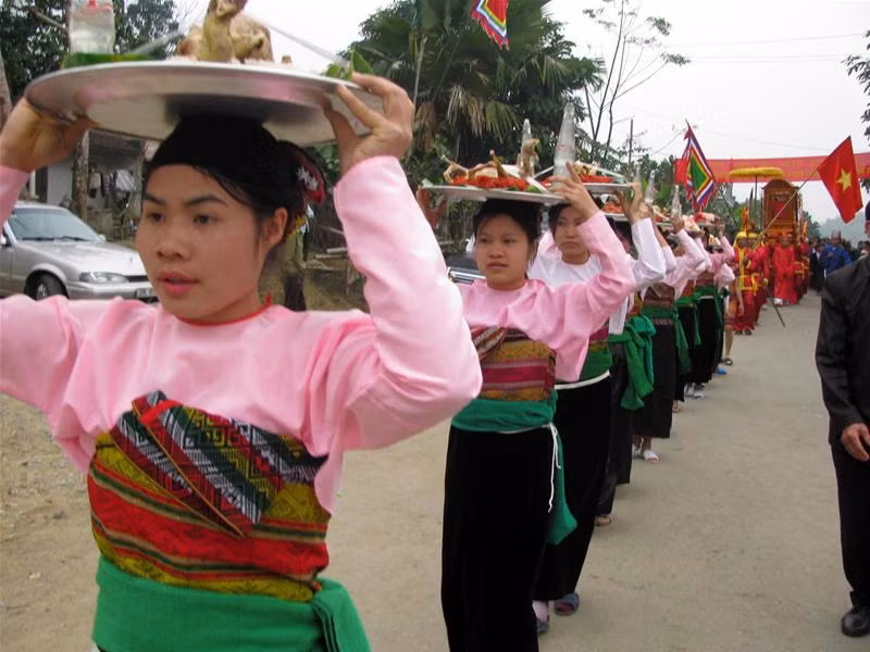 Nhiều món ăn được dâng lên thần cá trong ngày lễ Đông đảo du khách thập phương về thăm suối cá thần Cẩm Lương