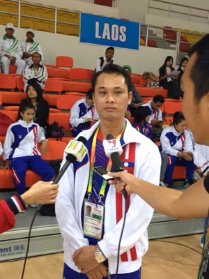 HLV Nguyễn Thanh Sang dẫn dắt các VĐV Lào thi đấu Vovinam. Ảnh: TL