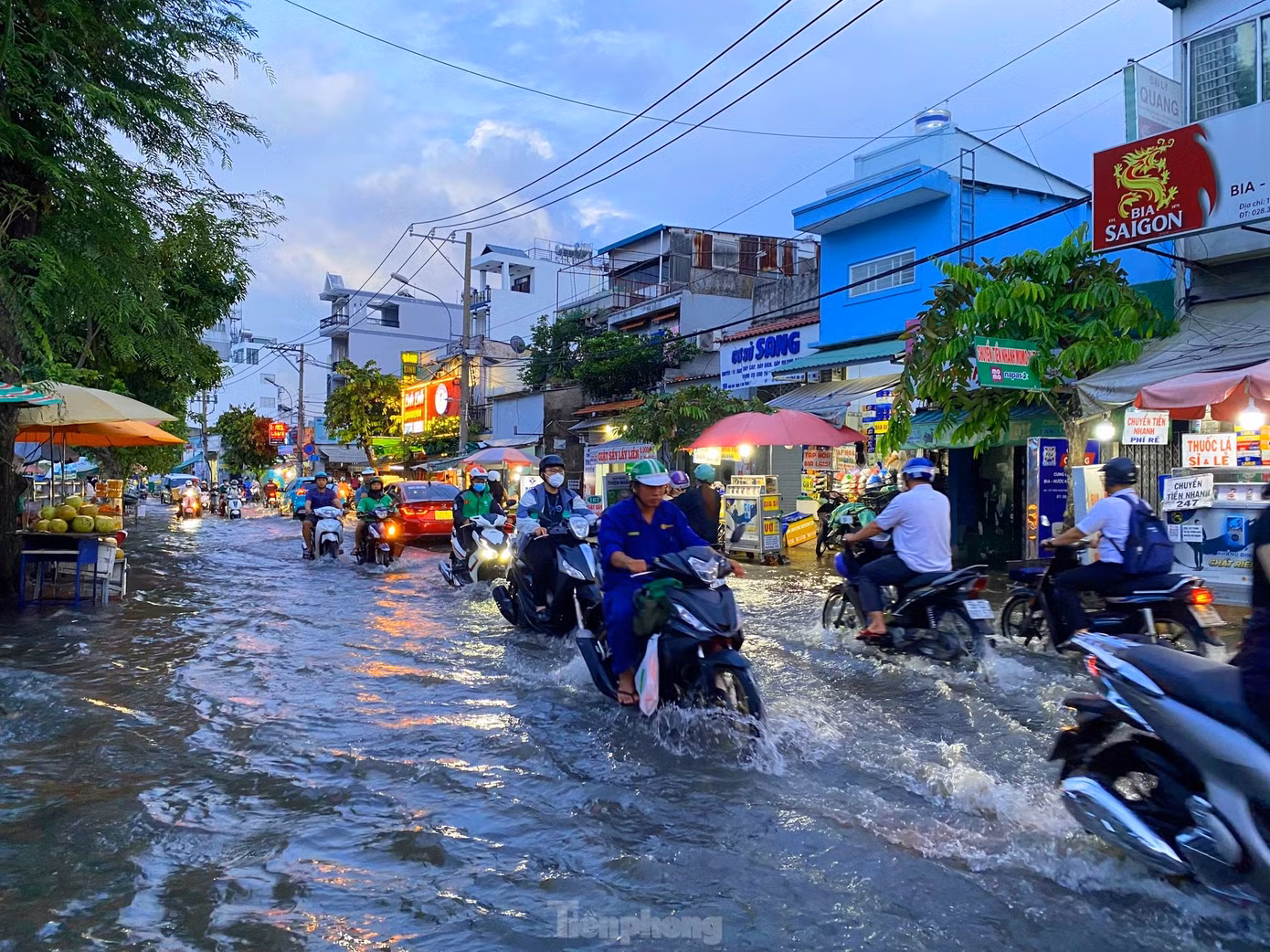 Theo dự báo, đỉnh triều ở TPHCM xuất hiện vào cuối tuần, ở mức xấp xỉ Báo động (BĐ) III và cao hơn so với cùng kỳ năm 2022 khoảng từ 5 đến 10cm.