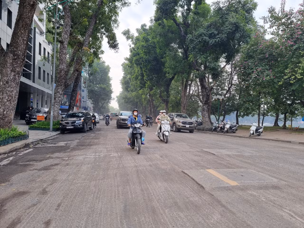 Sáng 23/12, đoạn đường này đã được cào bóc nhưng chưa thảm lại. Xe chạy qua, bụi bốc lên, gây ô nhiễm, mất an toàn giao thông.