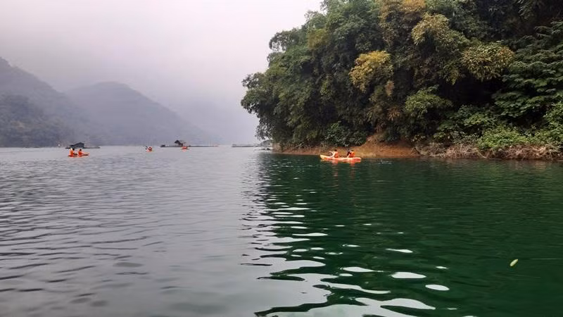 Để đến được bản Đá Bia (Tiền Phong, Đà Bắc), du khách có thể đi cả đường thủy và đường bộ đều rất thuận tiện. Du khách di chuyển đến bến cảng Thung Nai (xã Thung Nai, huyện Cao Phong) để lên tàu và khám phá lòng hồ Hòa Bình - hồ thủy điện lớn nhất cả nước. Sau khoảng 2 tiếng, du khách sẽ đến bản Đá Bia.