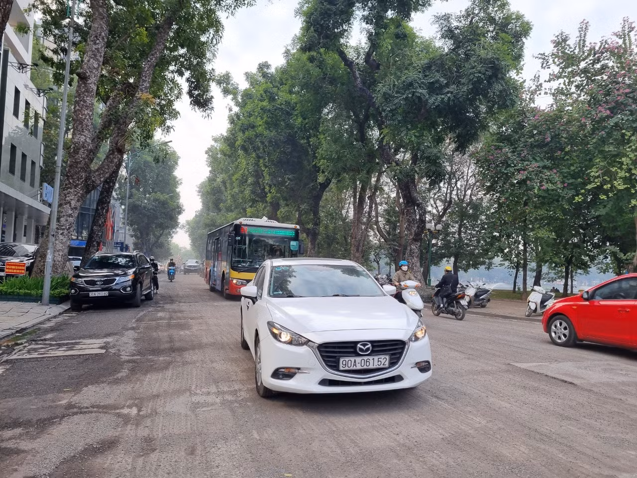 Những người sinh sống, kinh doanh bám mặt đường Quang Trung đa phần đồng tình với việc sửa lại con đường này. Bác Quang, người dân sinh sống cuối đường Quang Trung phía giao cắt với phố Trần Nhân Tông cho hay, tuyến đường này đã có dấu hiệu xuống cấp, cần được thảm nhựa lại để bảo đảm mỹ quan đô thị. Anh Trường, nhân viên một công ty ở đây cho hay: “Quan điểm của tôi đã làm thì phải làm mới, đừng chắp vá để không ảnh hưởng đến chất lượng đường, hạ tầng và mỹ quan đô thị”.