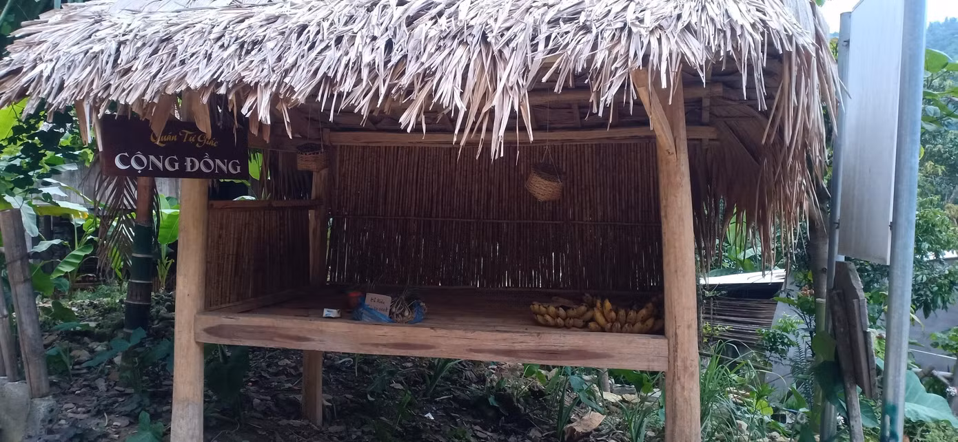 "Quán tự giác" nét văn hóa riêng của người Mường nơi đây. Đó là hình thức bán hàng độc đáo, không có người bán đã khơi gợi trí tò mò và để lại ấn tượng mạnh đối với du khách. Bà con ở đây cho biết loại hình có từ rất lâu đời, trở thành niềm tự hào và minh chứng cho tinh thần tự giác, tính gắn kết cộng đồng. "Quán tự giác” thường bày bán các mặt hàng nông sản như ngô nếp, chuối, khoai lang, măng, mộc nhĩ, rau rừng… Trong mỗi sọt hàng có niêm yết giá để bất cứ ai đi qua có nhu cầu lấy mang về và tự giác bỏ tiền vào giỏ.