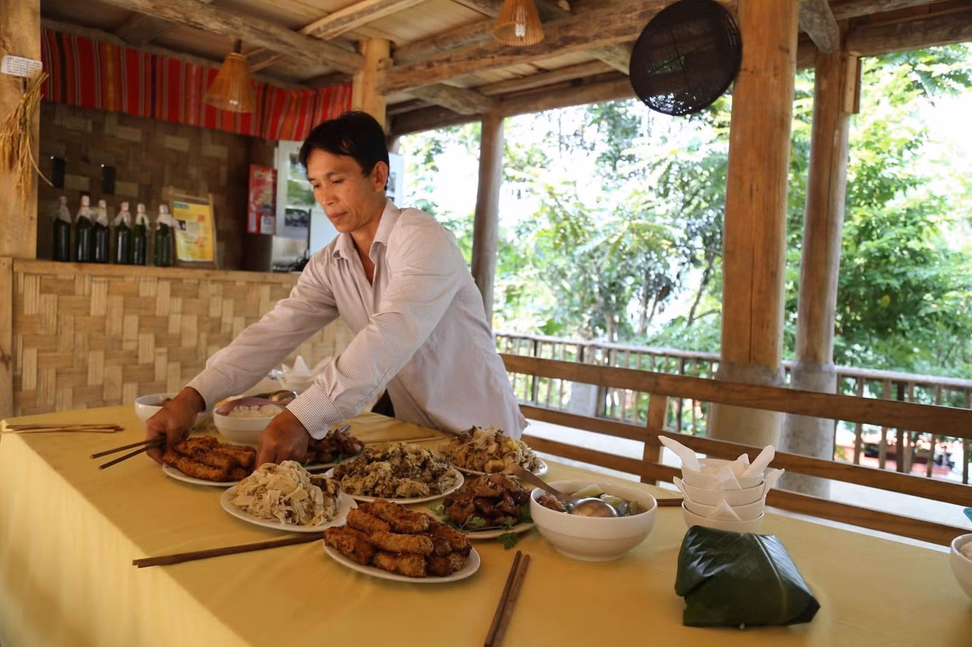 Du khách đến đây được thưởng thức các mon ăn đặc sản của người Mường, chủ yếu lấy từ nguồn tự cung, tự cấp như gà chạy bộ, lợn thả rông, cá sông Đà, rau rừng đồ... được chế biến với hương vị riêng, lạ miệng, đậm đà.