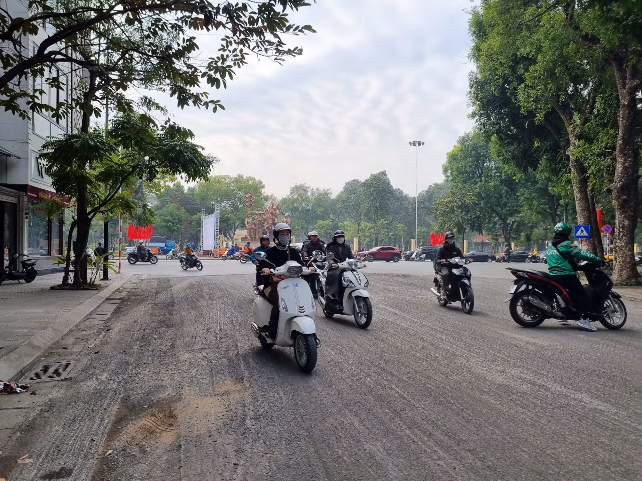 Trao đổi với phóng viên, ông Lê Hữu Hông, Trưởng Ban Duy tu các công trình hạ tầng giao thông, Sở Giao thông vận tải Hà Nội cho biết, đường Quang Trung từ lâu không được sửa chữa, dẫn đến hư hỏng ở nhiều vị trí. Mặt khác, tuyến đường đã đến kỳ hạn sửa chữa, việc cào mặt đường thảm lại nằm trong kế hoạch. “Tuyến phố Quang Trung từ lâu không được sửa chữa, dẫn đến mặt đường bị rạn nứt, hư hỏng, có khả năng mất an toàn giao thông. Qua khảo sát việc hư hỏng mặt đường là không đồng đều trên toàn tuyến, nếu vá từng đoạn không đảm bảo kỹ thuật. Vì vậy, phải cào bóc toàn bộ mặt đường để thảm lại, vừa đảm bảo mỹ quan, vừa đảm bảo kỹ thuật”, ông Hồng cho biết. Về tiến độ, ông Hồng nói: "Chủ yếu thi công ban đêm, chỉ làm vài ngày là xong". Ông Hồng cho biết thêm, những ngày tới sẽ tiếp tục cào bóc toàn tuyến phố Quang Trung; ngoài ra sẽ thảm lại mặt đường phố Quán Sứ vì đã xuống cấp, hư hỏng.