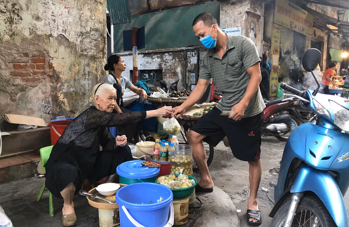 Trong khi vợ cắm cơm, anh Tự ra chợ mua mấy bìa đậu, cùng ít dưa chua cho bữa cơm chiều. Anh Tự cho biết: “Khi thực phẩm còn rẻ, có thu nhập, vợ chồng cũng mua thịt, trứng, sữa… ăn uống đủ dưỡng chất, đảm bảo sức khỏe. Nhưng giá cả tăng cao, thu nhập giảm đi, nên chỉ rau dưa qua ngày, còn tiết kiệm tiền gửi về cho ông bà nuôi các cháu”.
