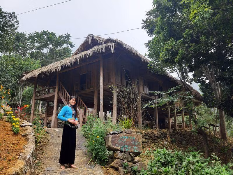 Bùi Thị Nhềm, một trong những người đầu tiên làm du lịch cộng đồng ở Đá Bia cho biết, trước đây, Đá Bia là một xóm nhỏ với vài chục hộ dân. Khi chưa có đường nơi đây là một ốc đảo biệt lập bởi núi rừng và sông nước. Nhận thấy tiềm năng du lịch cộng đồng nên nhiều hộ dân trong bản được hỗ trợ sửa chữa nhà phát triển du lịch. Dù được cải tạo lại nhưng nhà ở của các hộ dân trong bản vẫn giữ nguyên kiến trúc nhà sàn cùng nhiều tiện ích. Cũng từ đây, tại bản hình thành các homestay đáp ứng nhu cầu ăn, ngủ, nghỉ, đồng thời kết nối, cung cấp nhiều dịch vụ trải nghiệm đến du khách.