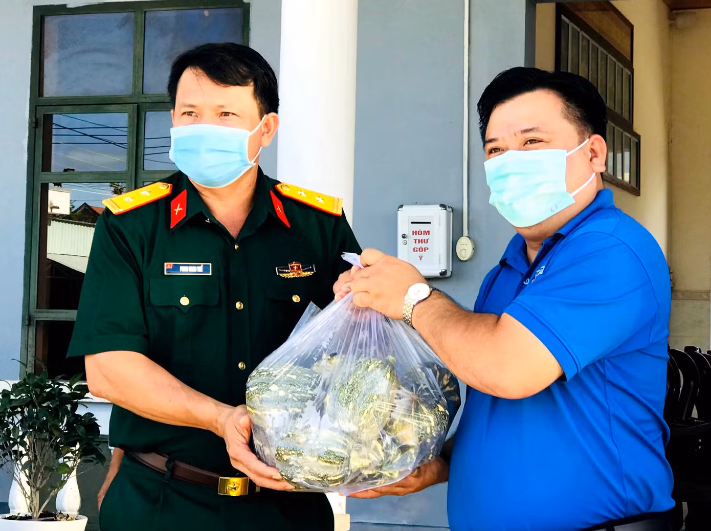 Anh Nguyễn Hoàng Thoại, Bí thư Tỉnh đoàn Bạc Liêu trao thực phẩm cho khu cách ly tập trung