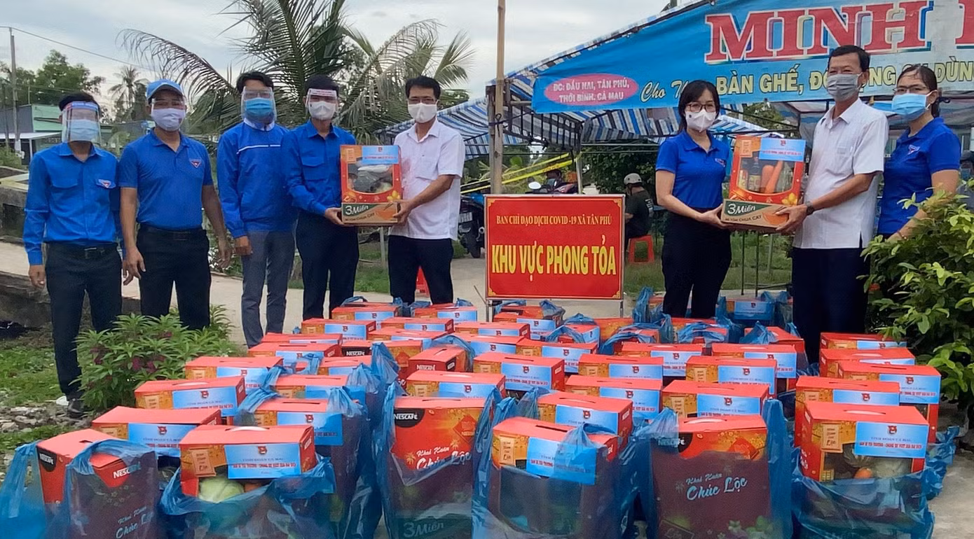Trao quà cho bà con gặp khó khăn trong khu vực phong toả xã An Xuyên (thành phố Cà Mau)
