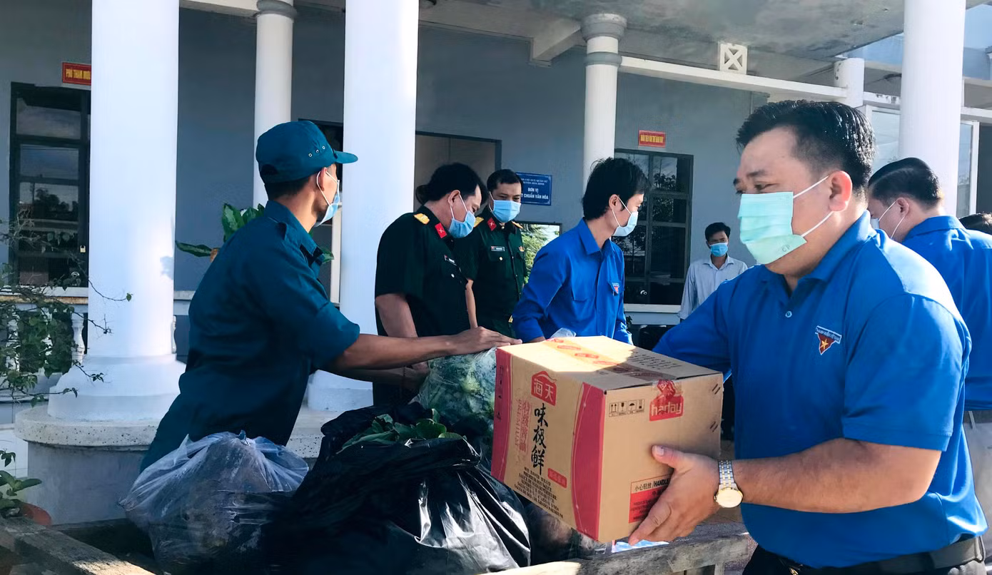 Những "Chuyến xe nghĩa tình- đồng hành vượt qua đại dịch" mang đến lương thực, thực phẩm, nhu yếu phẩm thiết yếu cho bà con khu cách ly tập trung