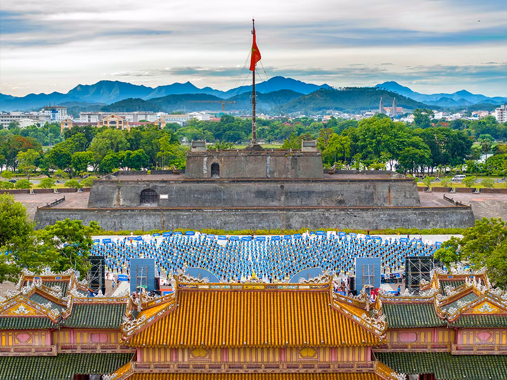 Quảng trường Ngọ Môn là nơi tổ chức các cuộc đại lễ quan trọng của nhà Nguyễn, nay là tâm điểm các sự kiện quan trọng của tỉnh Thừa Thiên Huế. Sắc xanh hài hòa an lạc nổi bật trên màu gạch cổ kính thu hút sự quan tâm của người dân địa phương và khách du lịch.