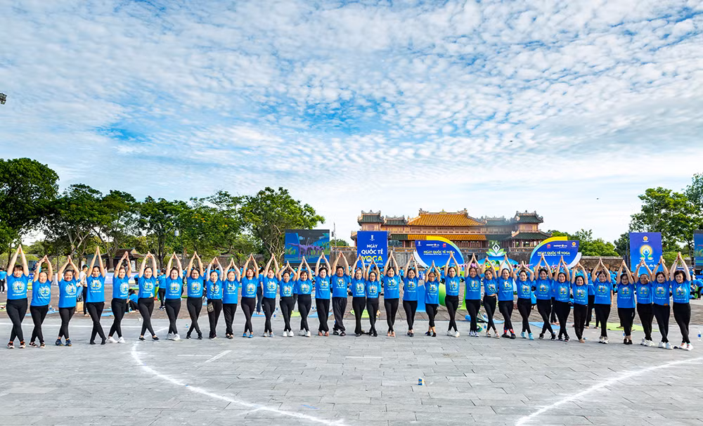 Chị T. chia sẻ; “Mình rất ấn tượng với sự kiện đồng diễn Yoga năm nay khi thiết kế sân khấu tới bố trí thảm tập thể hiện bản sắc văn hóa địa phương. Khi tham dự sự kiện, mình có được sức khỏe và tìm thấy sự an lạc trong tâm hồn, nhưng hơn cả mình cảm thấy tự hào khi góp phần quảng bá văn hóa, lịch sử của quê hương tới người dân trên cả nước”.