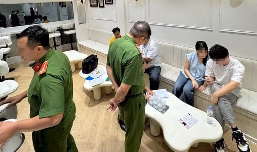 Cơ quan chức năng vào cuộc kiểm tra hoạt động của quán. Ảnh: Lê Trai