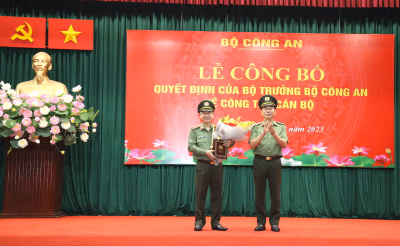 Thứ trưởng Trần Quốc Tỏ trao Quyết định nghỉ công tác chờ hưởng chế độ hưu trí cho Trung tướng Trịnh Ngọc Bảo Duy.