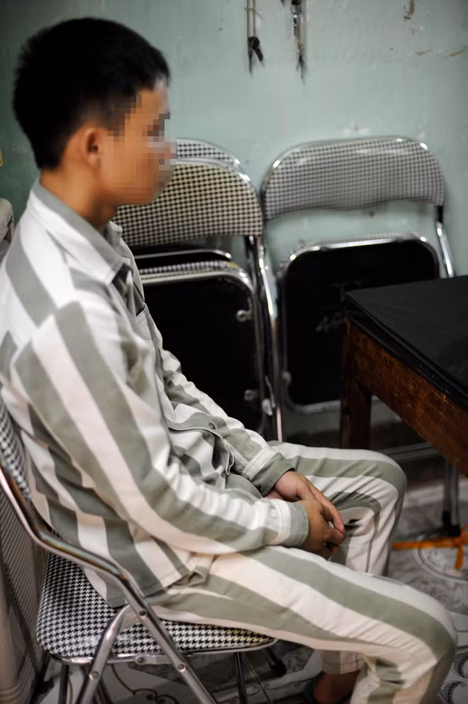 Nhát cuốc oan nghiệt, đánh mất tuổi xuân ảnh 1