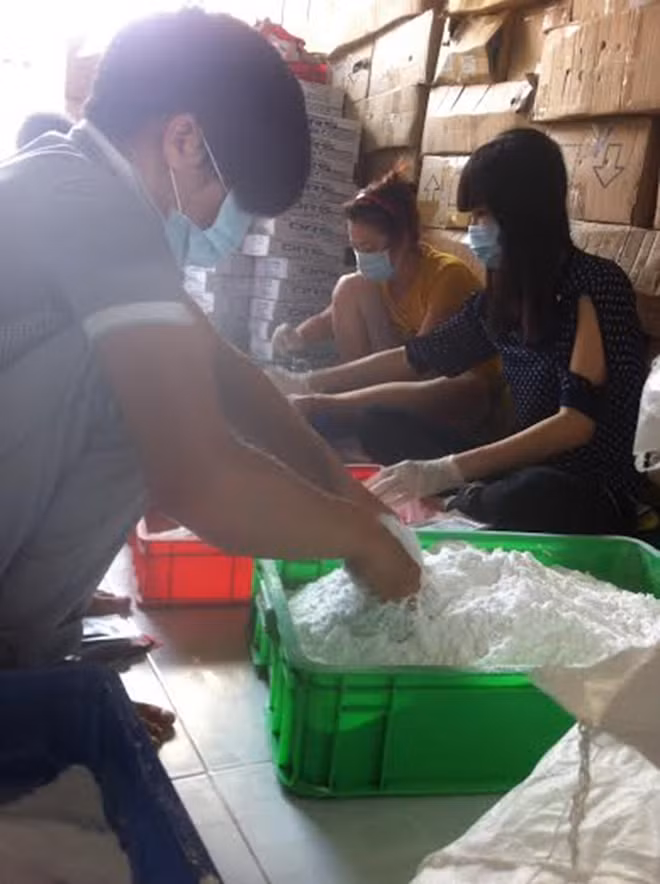 Ông chủ lò thực phẩm chức năng siêu bẩn bất hợp tác ảnh 1