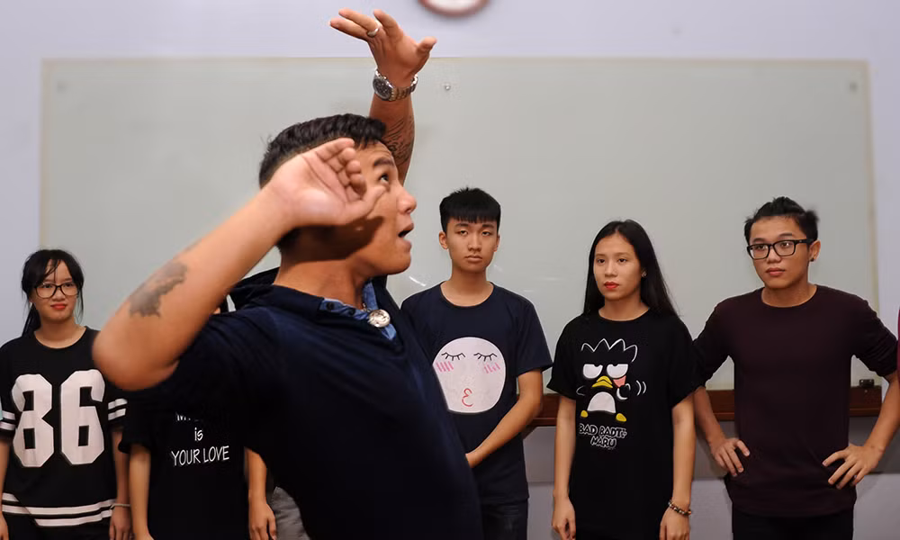 Cầm chai nước, nam sinh 'alo, mẹ à' ảnh 1