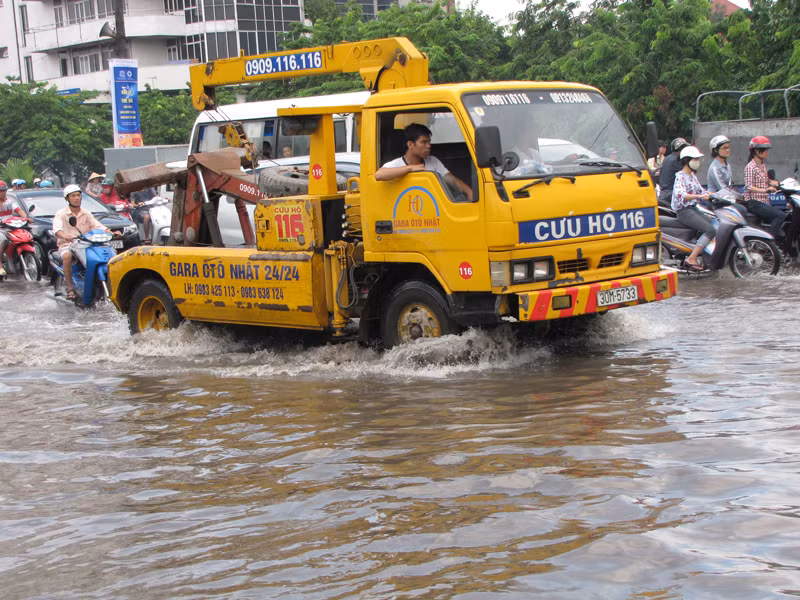 Nhiều người phải gọi xe cứu hộ giao thông. Ảnh: Trường Phong