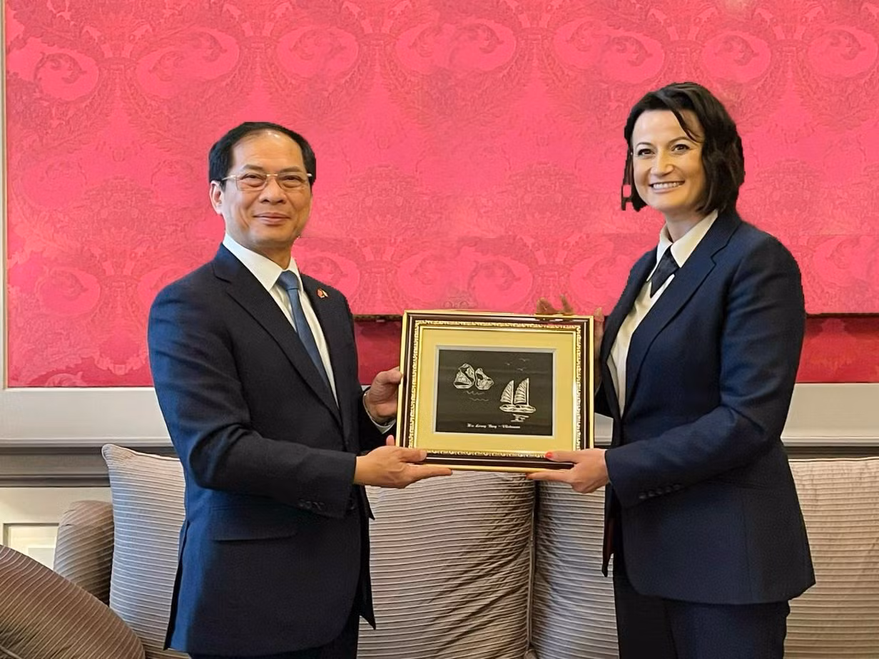 Bộ trưởng Ngoại giao Bùi Thanh Sơn tặng tranh cho Chủ tịch Thượng viện Bỉ Stephanie D’Hose. (Ảnh: Mofa)