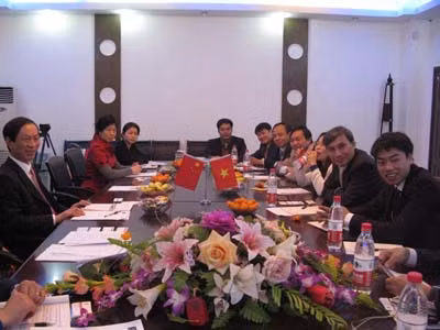 Đoàn công tác của Đại học Ngoại Thương làm việc với đại diện Đại học Sư Phạm Giang Tây, Trung Quốc (bên trái). Ảnh: Xuân Mai
