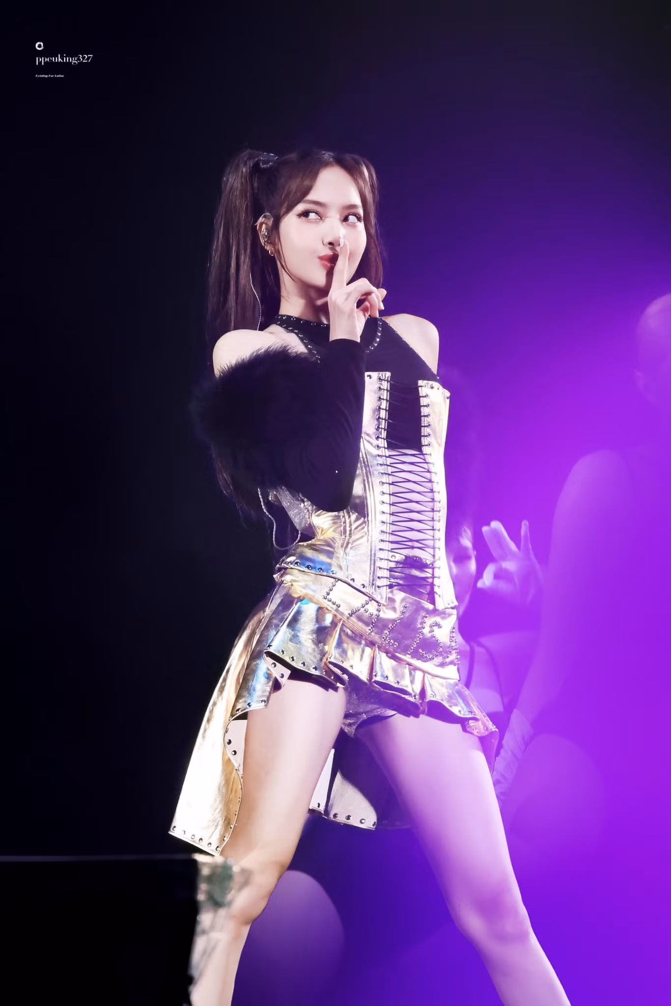 Lisa BLACKPINK tỏa sáng trên sân khấu trong các sáng tạo của nhà mốt Việt.