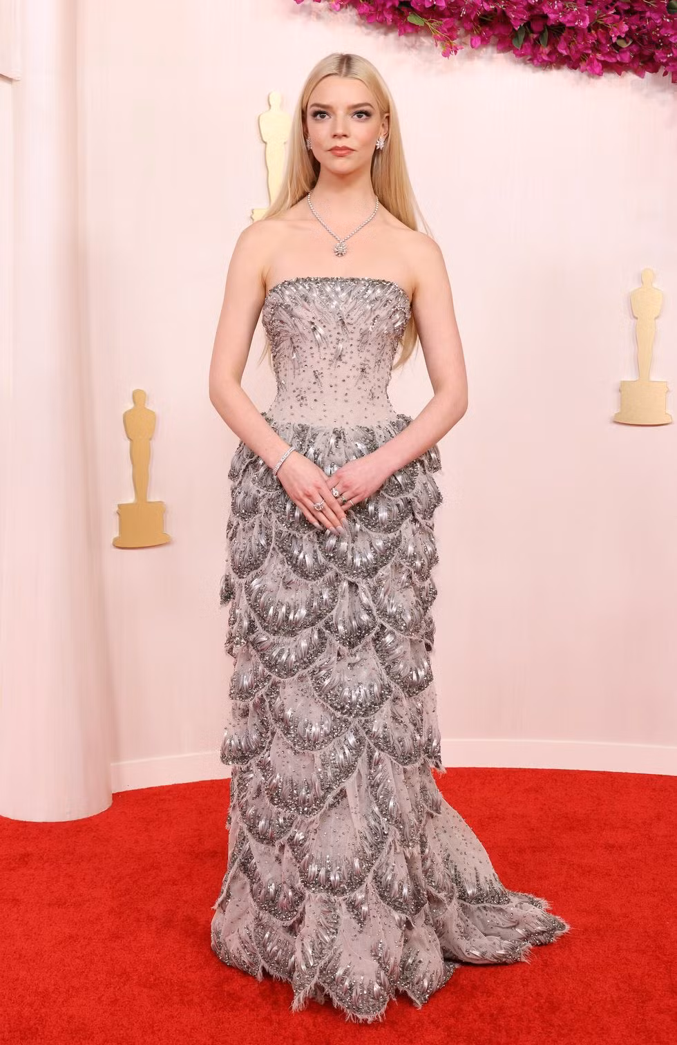 Anya Taylor-Joy (bên trái) và Charlize Theron (bên phải) cùng xuất hiện tại Oscars 2024 trong trang phục Haute Couture của nhà mốt Christian Dior.