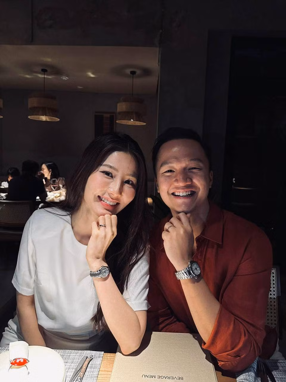 Diễm My và chồng doanh nhân vừa kỷ niệm 1 năm ngày cưới.