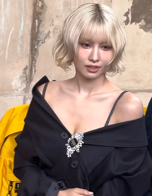 Cận cảnh nhan sắc qua cam thường của Momo TWICE tại sự kiện. Cận cảnh nhan sắc qua cam thường của Momo TWICE tại sự kiện.