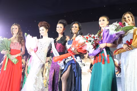 Ngọc Oanh (thứ 2 từ trái sang)nhận giải Á quân 3 cuộc thi Siêu mẫu quốc tế 2012