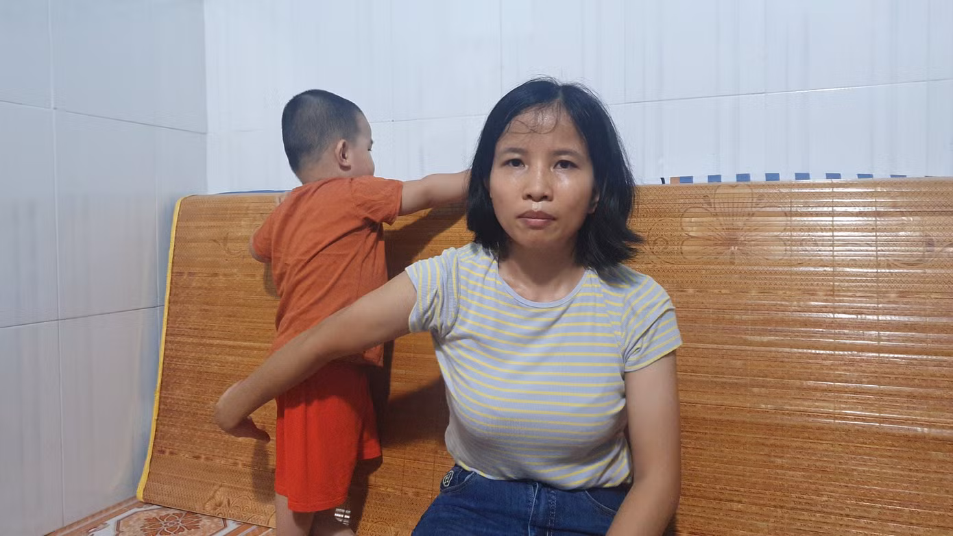 Chị Thảo mẹ bé H. bức xúc với việc con trai bị bạo hành
