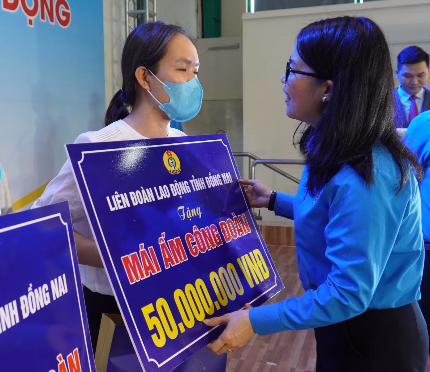 LĐLĐ Đồng Nai hỗ trợ tiền cho công nhân xây nhà