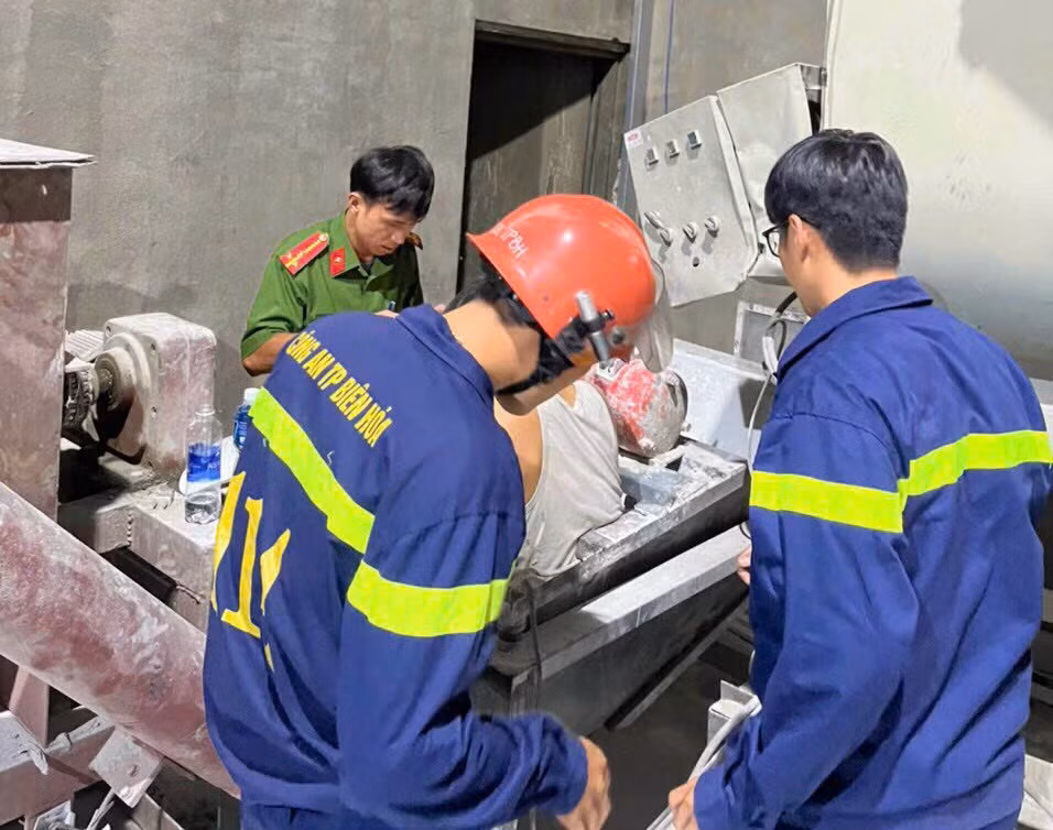 Lực lượng cứu hộ đang giải cứu nạn nhân