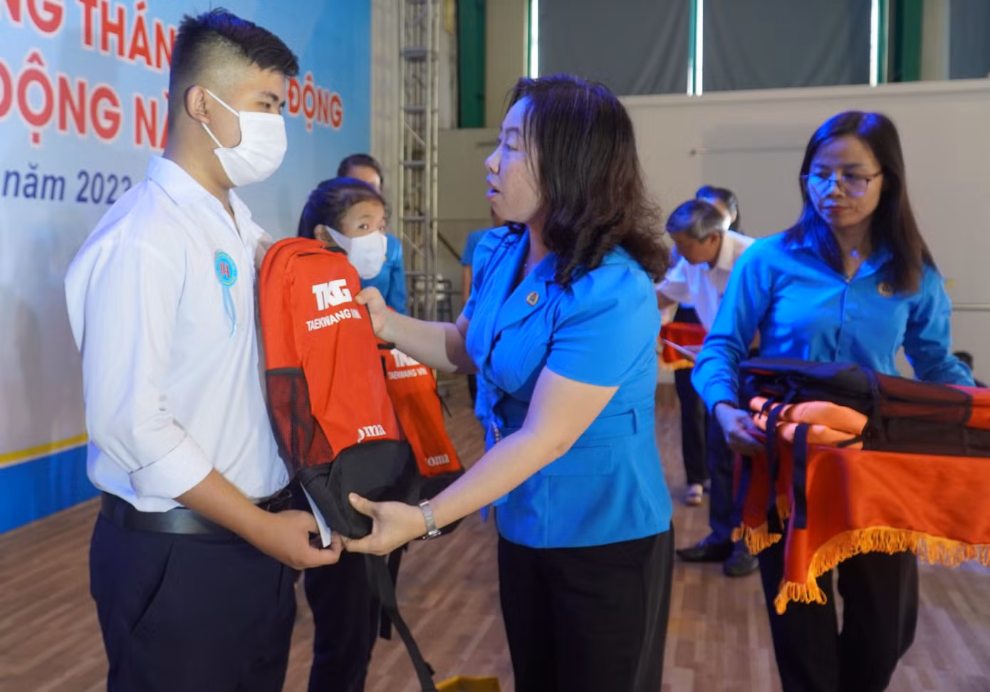 Tổng LĐLĐ Việt Nam tặng quà cho công nhân lao động tại Đồng Nai