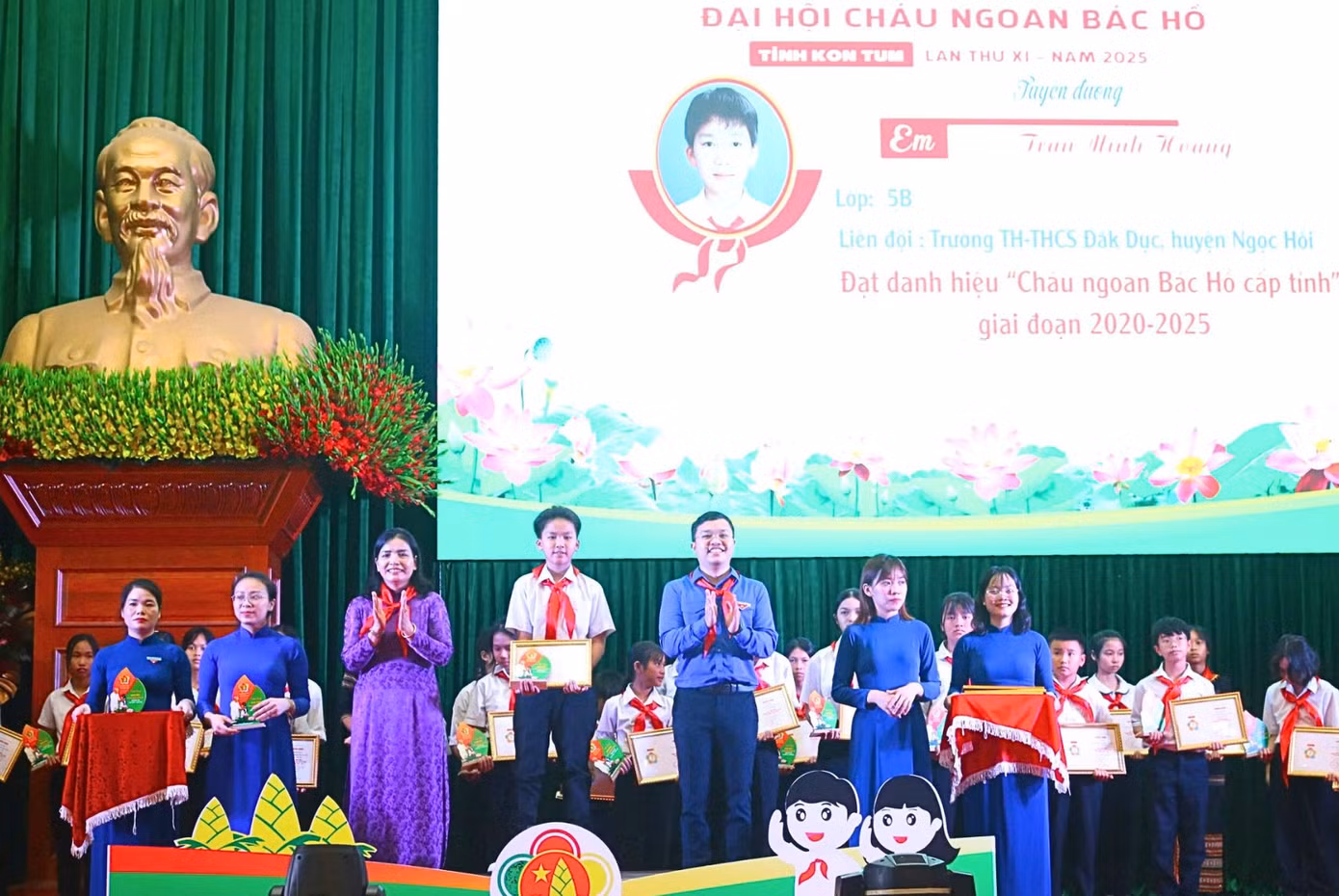 Hội đồng Đội tỉnh tặng bằng khen cho các đội viên tiêu biểu trên địa bàn