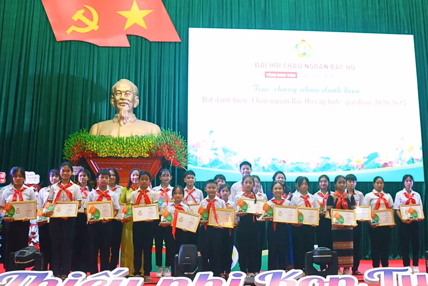 Hội đồng Đội tỉnh Kon Tum trao tặng danh hiệu Cháu ngoan Bác Hồ cho 183 cháu thiếu nhi.