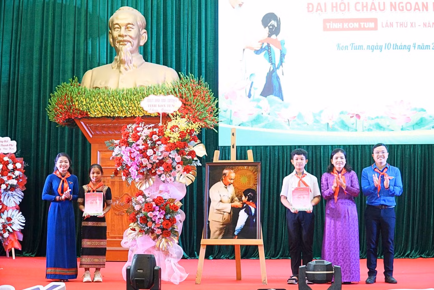 Phó Chủ tịch UBND tỉnh Kon Tum tặng tranh, thư khen thưởng cho Hội đồng Đội và thiếu nhi.