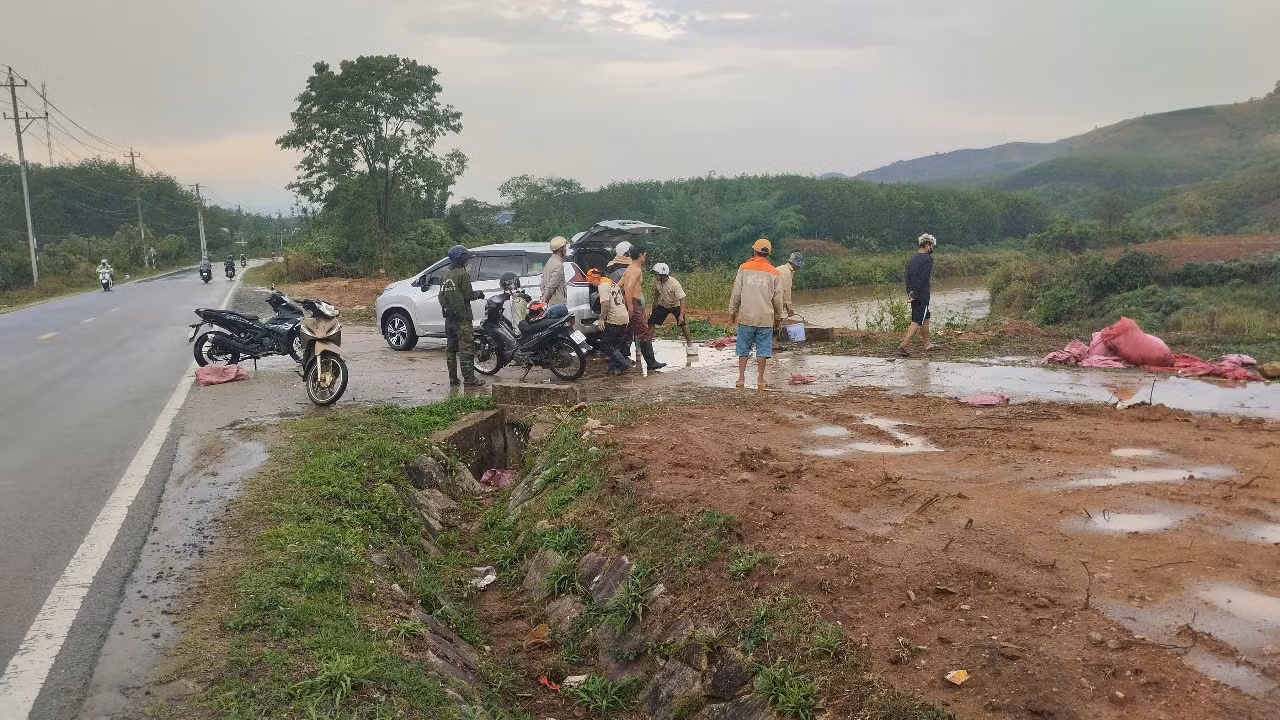 Các nạn nhân được người dân đưa đi cấp cứu