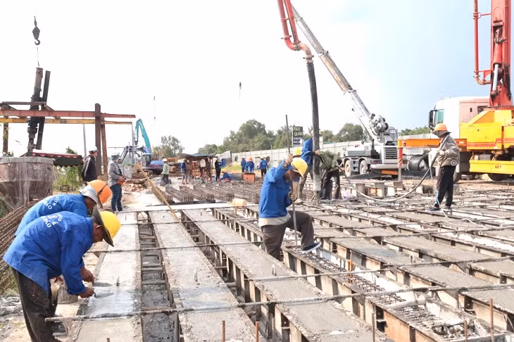 Ngày 21/8, ghi nhận của phóng viên báo Tiền Phong, tại công trình đường ven sông Sài Gòn đoạn qua địa bàn thành phố Thủ Dầu Một (Bình Dương), công nhân đang thi công các hạng mục.