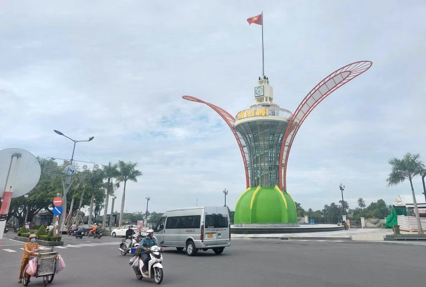 Cặp cánh hoa dầu được thiết kế bằng thép, với phần hoạt tiết được sơn phối màu như cánh hoa dầu tự nhiên cùng hệ thống đèn led trang trí làm nổi bật cánh hoa khi nhìn từ xa cũng như vào ban đêm.