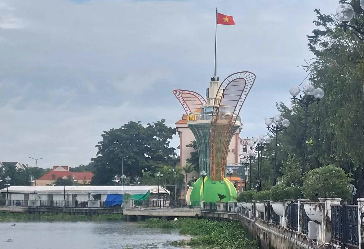Điểm nhấn của công trình này là hai cánh hoa dầu có chiều dài mỗi cánh 21,6 m, tổng khối lượng nặng hơn 4 tấn.