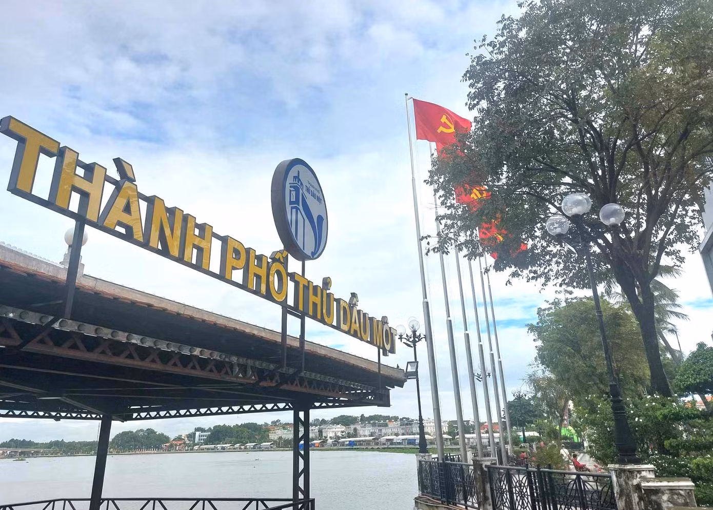 Đại diện UBND thành phố Thủ Dầu Một cho biết, dịp Kỷ niệm Ngày Cách mạng tháng 8 và Quốc khánh 2/9, thành phố tổ chức các chuỗi hoạt động, sự kiện văn hóa, văn nghệ, thể dục thể thao, trò chơi dân gian tại khu vực phố đi bộ Bạch Đằng, nơi có công trình hoa dầu. Phố đi bộ Bạch Đằng có chiều dài gần 1km