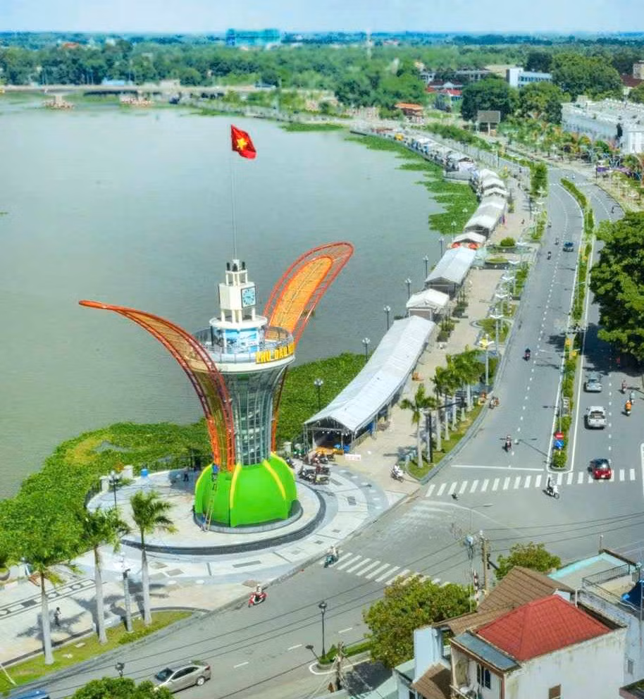 Tại phố đi bộ Bạch Đằng, từ ngày 29/8 đến ngày 2/9 sẽ diễn ra phiên chợ bánh dân gian Nam bộ, ẩm thực vùng miền, trưng bày giới thiệu các sản phẩm đạt chứng nhận OCOP. Riêng vào lúc 6h sáng 1/9, Thủ Dầu Một sẽ tổ chức Giải chạy việt dã “Cung đường những hàng dầu”. Lúc 7h30 sáng 2/9 sẽ tổ chức giải đua thuyền truyền thống; chương trình ra mắt biểu tượng cánh hoa dầu, trình diễn nghệ thuật phản lực nước Flyboard, điều hành Sup trên sông, múa lân sư rồng. Ngoài ra, Thủ Dầu Một còn tổ chức chương trình giao lưu đờn ca tài tử tại Nhà truyền thống vào lúc 18h30 tối ngày 30/8.