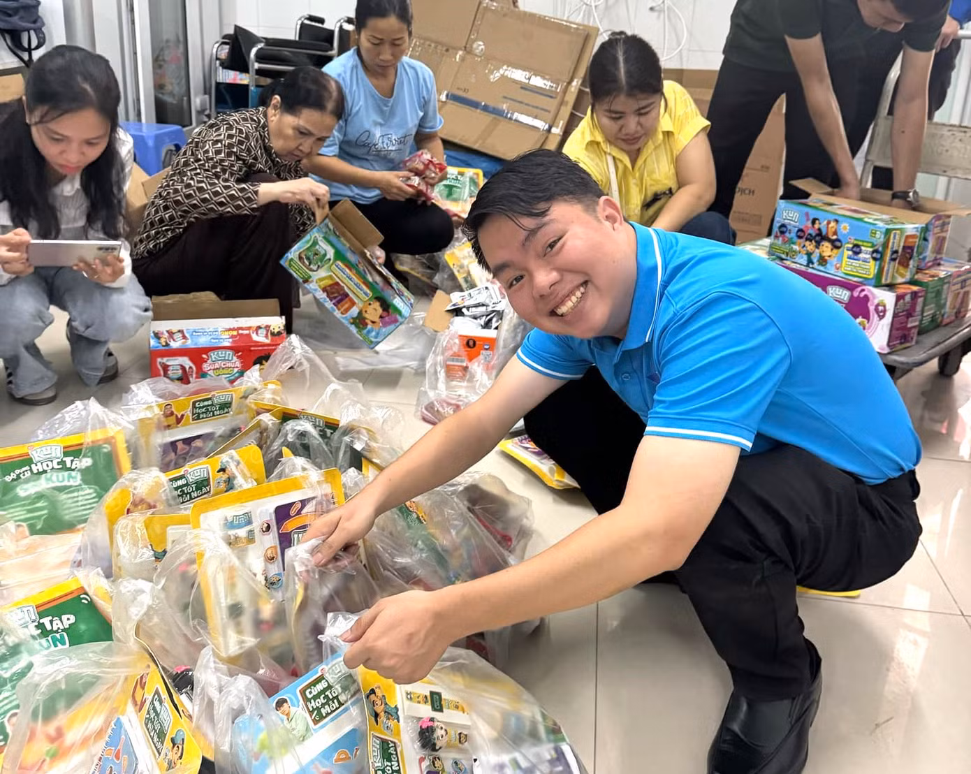 Nhiều phần quà được chuẩn bị cho các em thiếu nhi