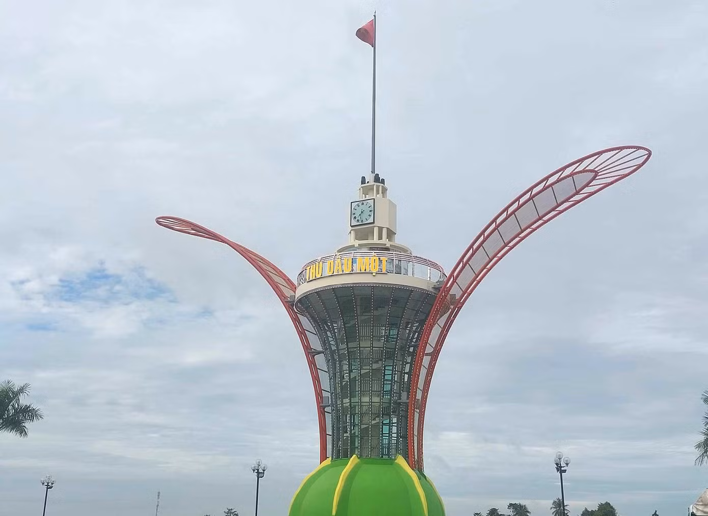 Công trình cánh hoa dầu mang đặc trưng của vùng đất Thủ Dầu Một này được xây dựng hoàn thành kịp kế hoạch để khánh thành dịp lễ Quốc khánh 2/9 tới.