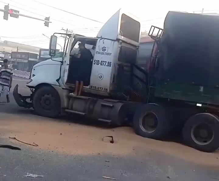 Xe đầu kéo hư hỏng sau tai nạn Xe đầu kéo hư hỏng sau tai nạn