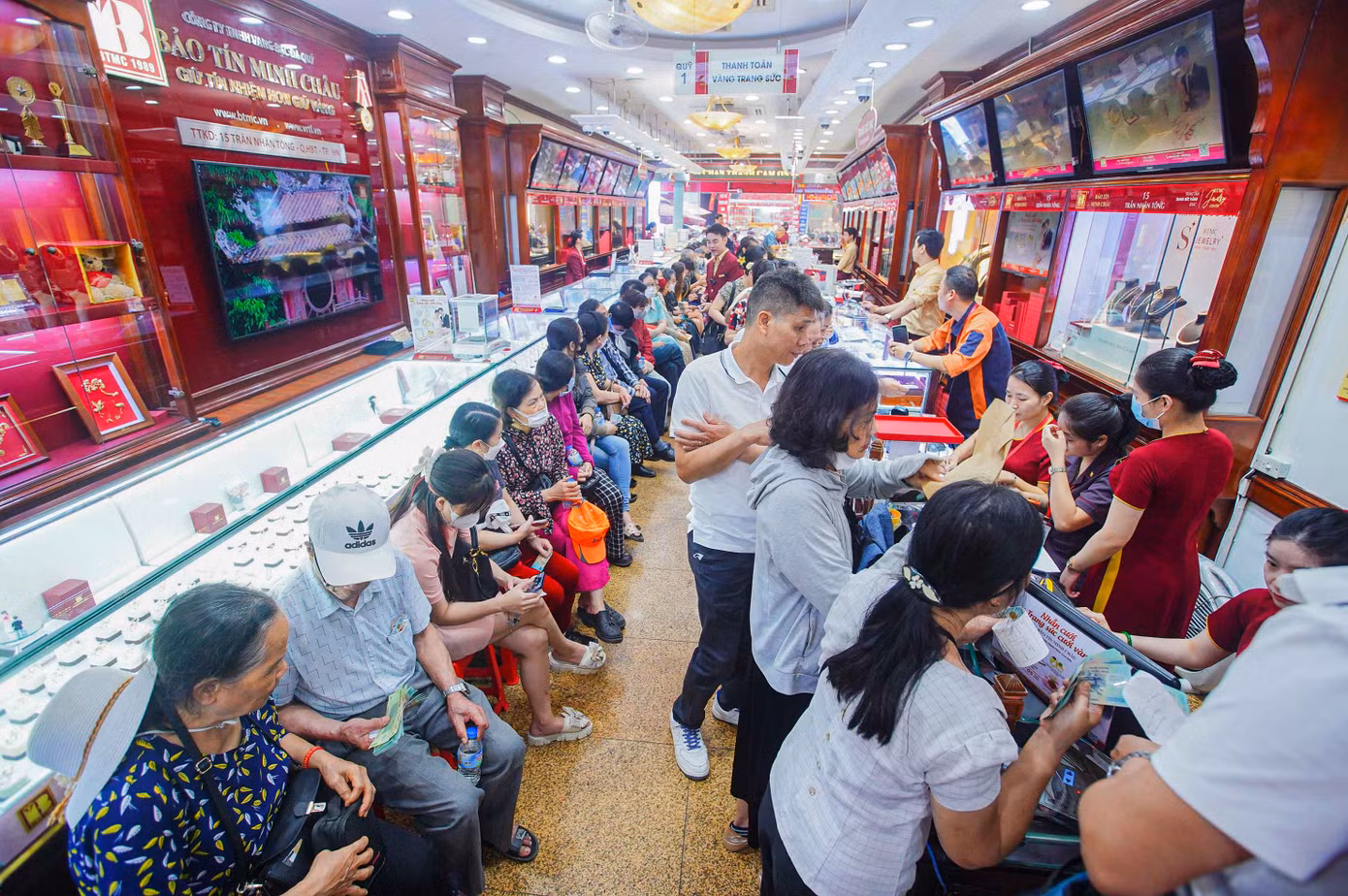 Cảnh xếp hàng bên trong cửa hàng vàng chờ đến giao dịch