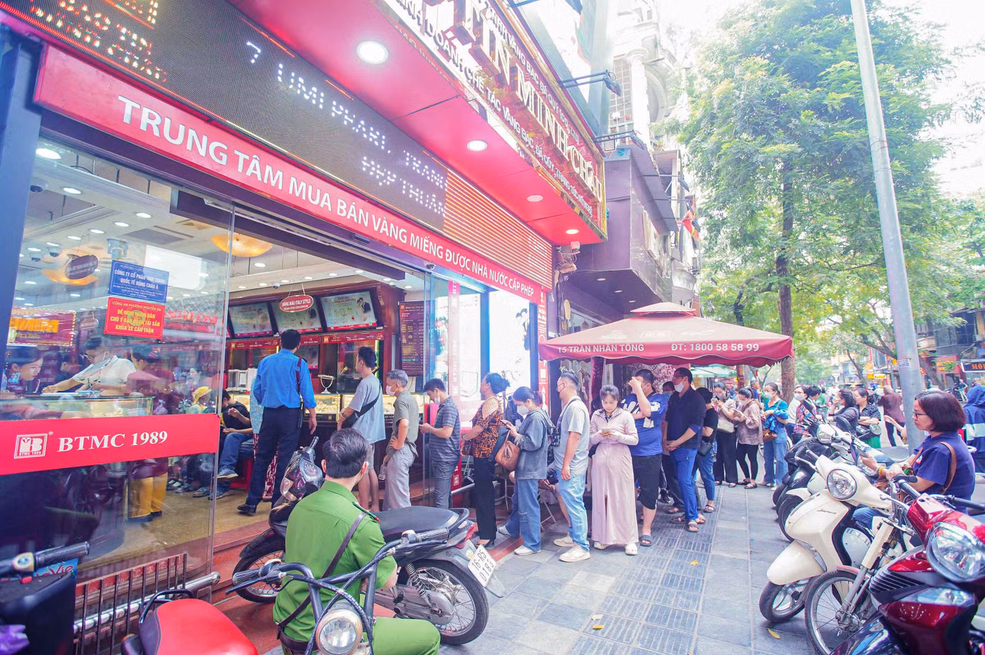 Nhân viên cửa hàng hướng dẫn người dân xếp hàng, tránh tình trạng chen lấn, xô đẩy.